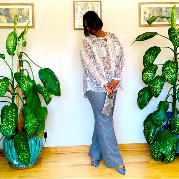 ✨ IMAN✨ Metallic Silver Mini Clutch W/Gold Hardware & Logo Medallion - Picture 9 of 10